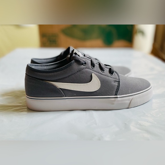 nike toki low